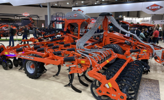 KUHN Highlander - monteret med KUHN SH 600 frøsåmaskine