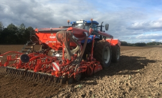 KUHN TF 1512 leverer gødning eller såsæd til KUHN Venta 4030