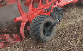 760 x 370 mm hydraulisk landhjul på KUHN kampagneplove