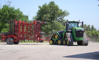 KUHN Prolander 14000 sammenfoldet til sikker vejtransport