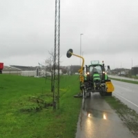 McConnel Barrier Mower tæt på lygtepæl